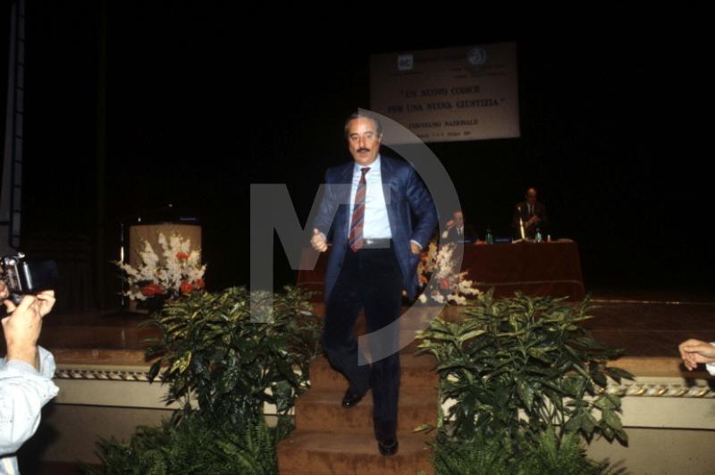 museo_MuDiF's tweet photo. È una giornata particolare per il nostro Paese.
Il MuDiF museo didattico della fotografia rende omaggio a Giovanni Falcone, un uomo che ha scritto la Storia e si è sacrificato per la giustizia di una Nazione e di uno Stato migliori.Due scatti dell'Archivio Jovane
#giovannifalcone https://t.co/HG3PV09lYx