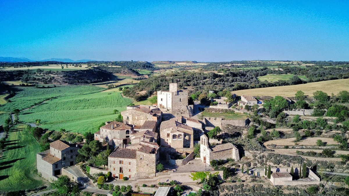 Passejant per terra de castells, Malgrat a la #valldelsió #primaverasegarra, #bondia @lasegarra @paeriacervera @aralleida @catexperience @descobrircat @patrimonigencat @museudecervera @espitllera @caminsnatura ℹ️ visit.somsegarra.cat/ca/city/malgrat