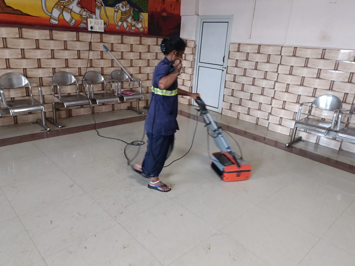 GMSRailway's tweet photo. Our dedicated Southern Railway staffs has made #Mayiladuthurai station sparkle &amp; Clean!✨ 

Let's keep it that way! ♻

#CleanIndia #SwachhBharatAbhiyan #TravelClean #SouthernRailway #TamilNadu https://t.co/D2eNQ32jQz