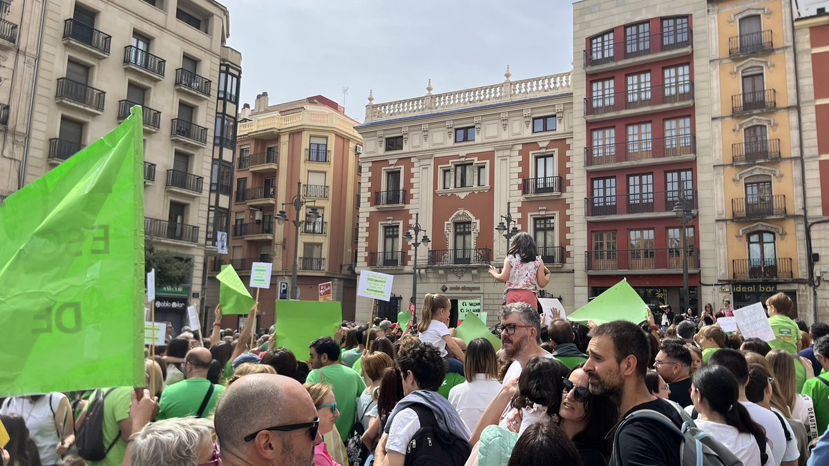 ✊🏽 La plaça plena en defensa de l'educació pública ✊🏽 #vaga23M