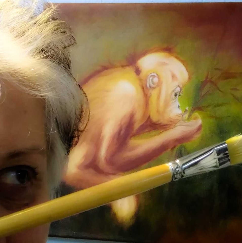 Das ist mein neues kleines Ölbild in Entstehung : ein kleiner Orang-Utan sitzt im Gras ( und trocknet an der Wand vor sich hin) . 40x41 Mein Lieblingspinsel für Ölmalerei ist von Habico 📷 #paintings #orangutan #malerei #ölgemälde #tiermaler #animalpainting #artists #atelier