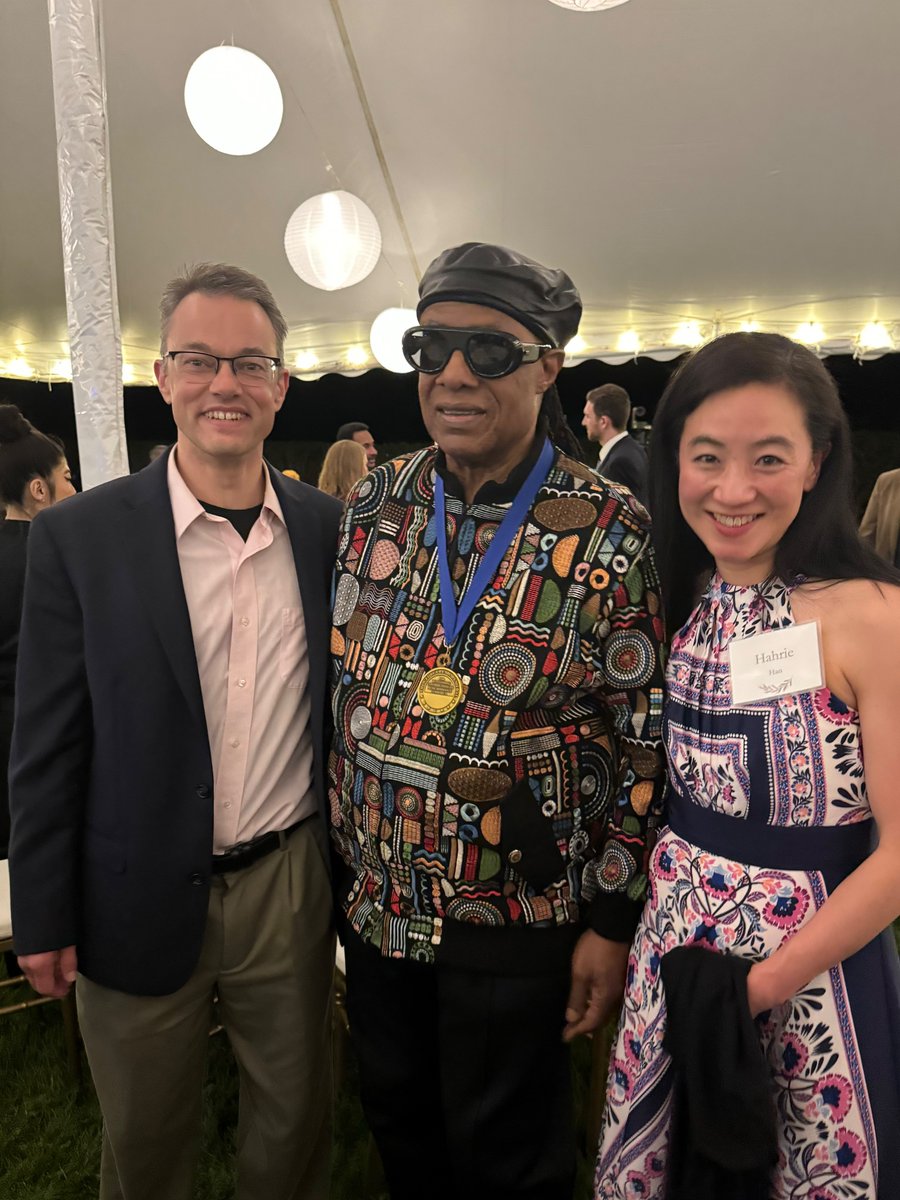 Okay, if the perks of the job include meeting Stevie Wonder, then it ain't so bad....#idied #seriouslythough 🤩🤩🙈🙉🙊