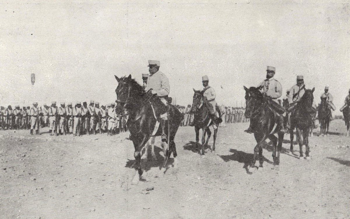 EN PRIMERA LÍNEA. Revista de armamento y equipo en el campamento antes de salir a campaña. Esta fotografía nos traslada a las Campañas de Melilla en 1909, y actualmente se conserva en la Biblioteca Central Militar. #IHCM #HistoriaMilitar #EjércitodeTierra #Melilla