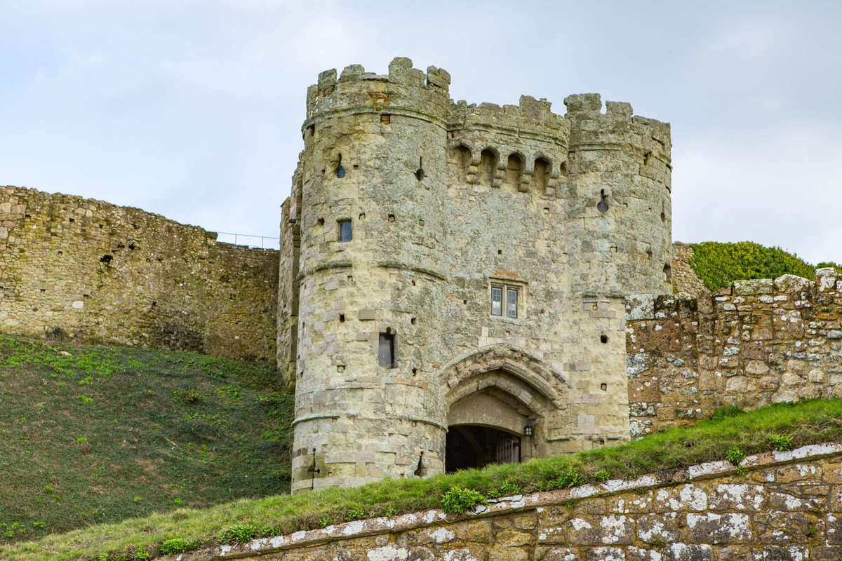 Explore the #IsleofWight's History👑 Visit @EHOsborneHouse, Queen Victoria's former residence or @EHCarisbrooke, where King Charles I was imprisoned. Exploring these sites provides a glimpse into the #IOW's past and the lives of its former inhabitants. ℹ️bit.ly/IWHeritage