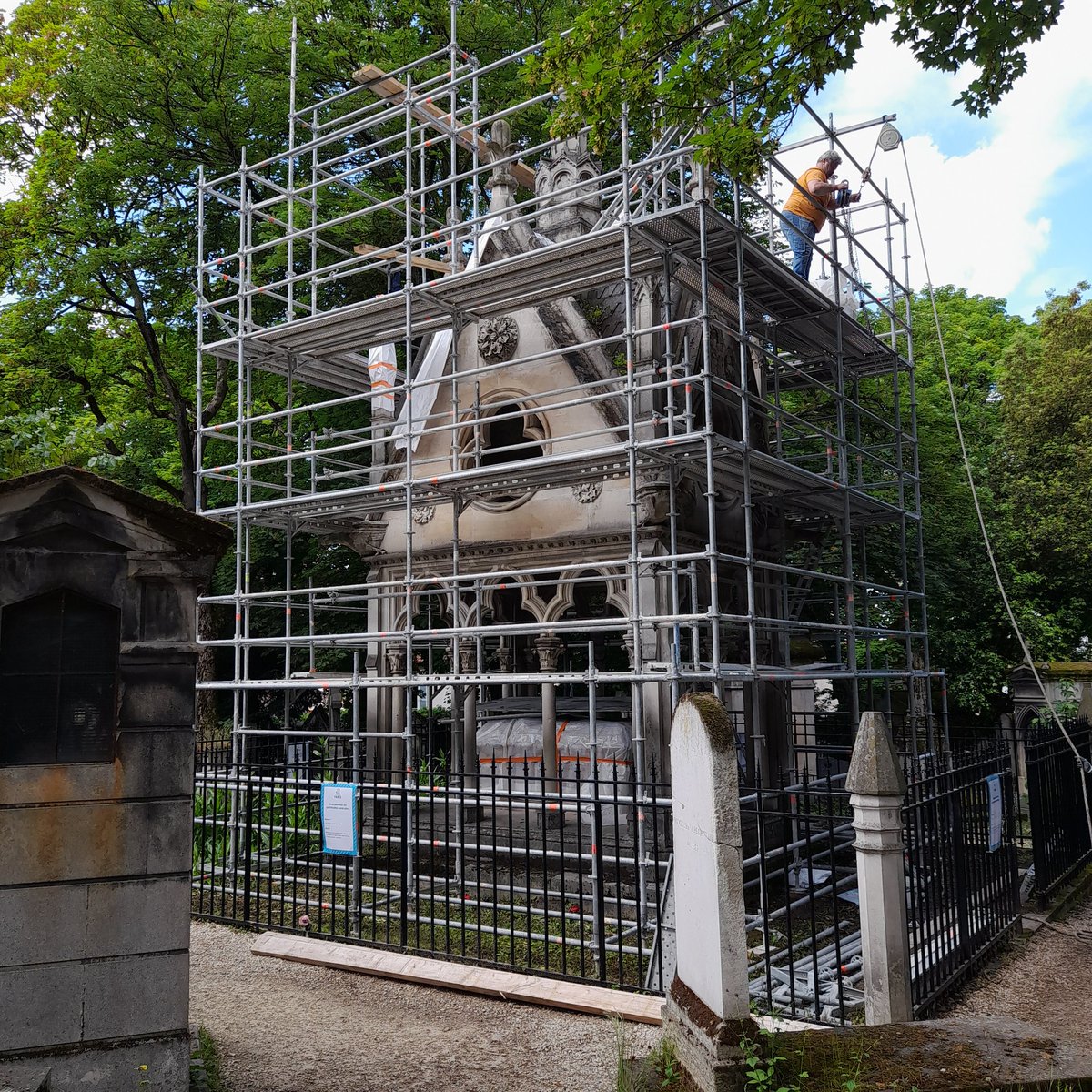 unevieauPL's tweet image. Diagnostic en cours, en préparation de prochains travaux de restauration de la tombe d'Héloïse et Abelard