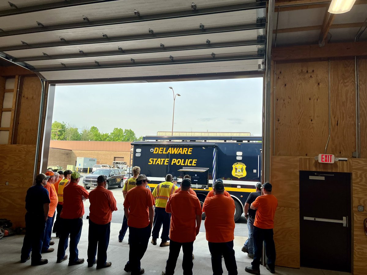 🚧 Teaming up for Safety! 🚧🚔 Today, the DSP partnered with @DelawareDOT for an insightful Safety Training Day. Our Troopers gave a tour of the new command post and shared essential substance awareness tips to ensure the safety and security of our highways.