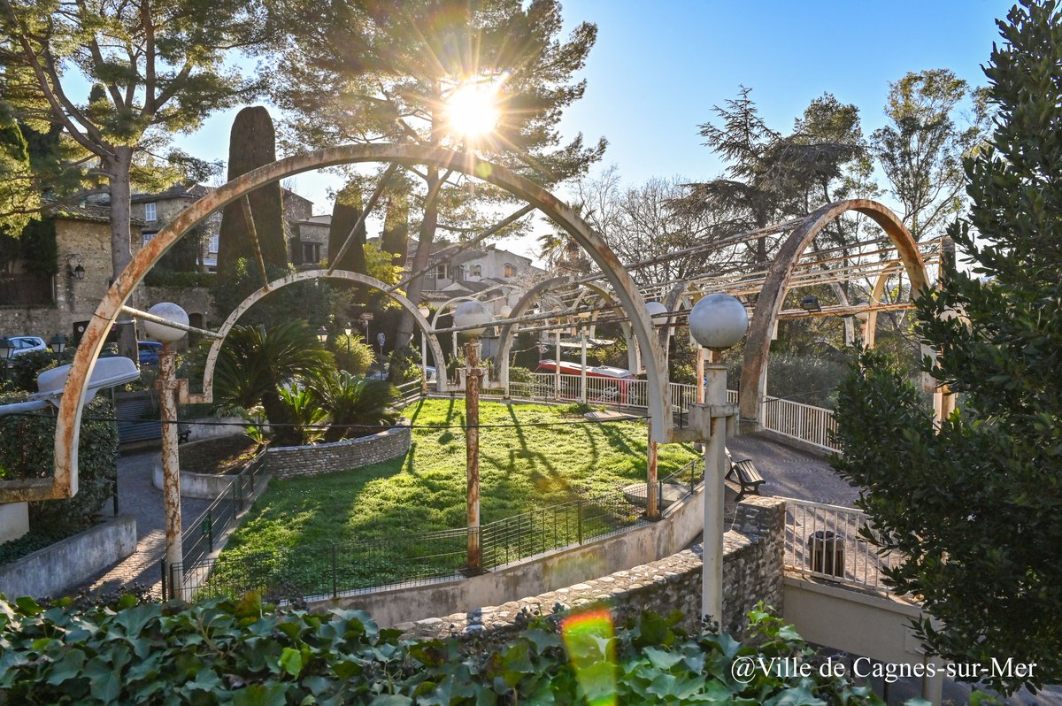 Bonjour ! La ville de #Cagnessurmer vous souhaite une excellente journée ! 😎 Chaque jour, une nouvelle photo vous invite à découvrir #Cagnessurmer. Aujourd'hui, direction le #hautdecagnes. ☀️ 📸 Ville de Cagnes-sur-Mer #nature #goodmorning #spring #pictureoftheday