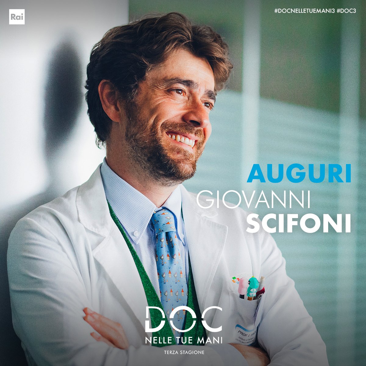 DocNelleTueMani's tweet image. Oggi si celebra la giornata internazionale... degli orsacchiotti! 🧸 💕 😂
Tantissimi auguri al nostro Giovanni Scifoni!!! 🎉
Chi non lo vorrebbe un medico come lui? ☝️😌

#DOCNelleTueMani3 #DOC3 #BuonCompleanno