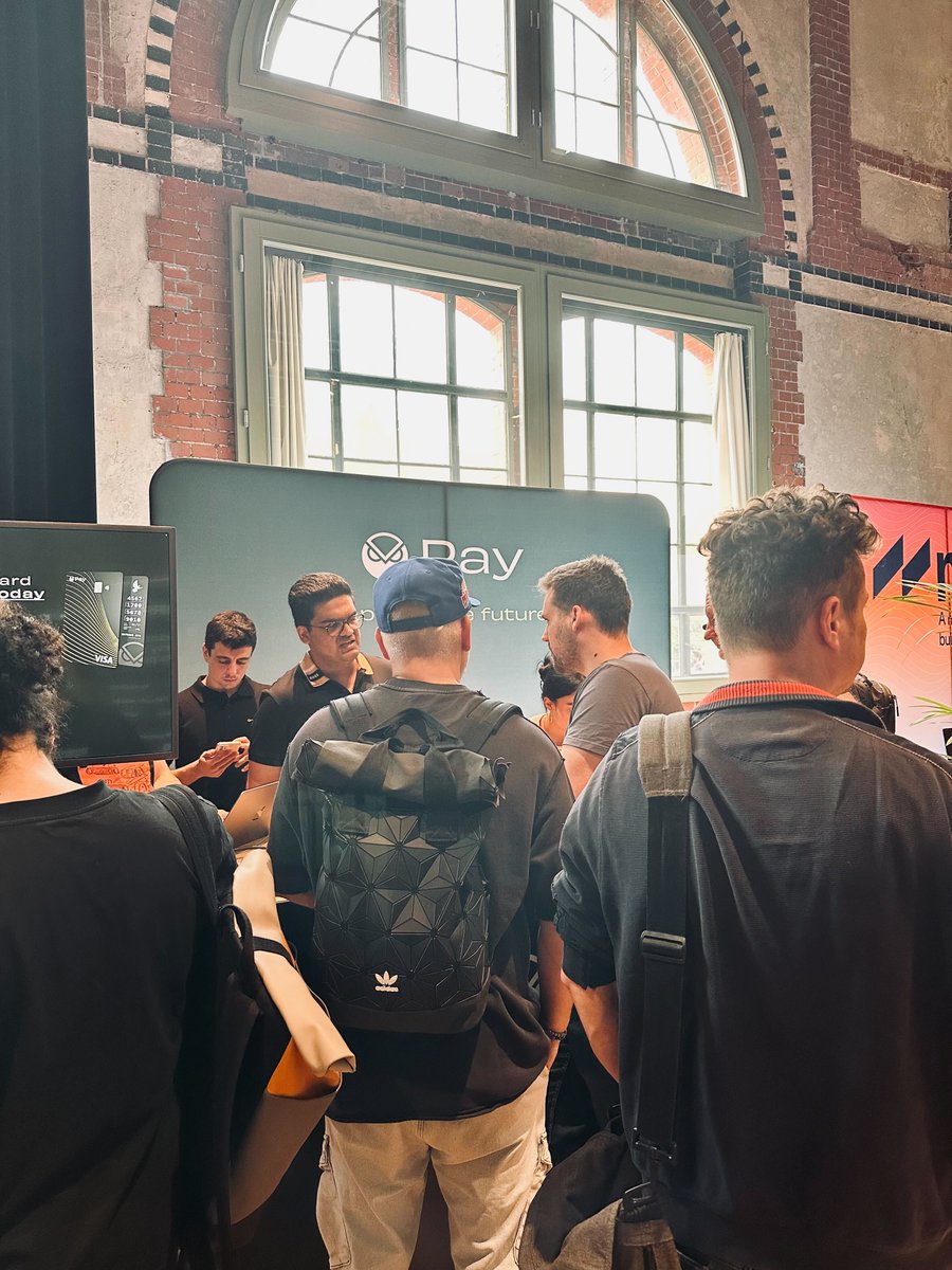 The Gnosis Pay booth at @dappcon_berlin has been busy! 📸 Thanks to everyone that dropped by 🤝 We're talking all about onchain payments and our vision for a self custodial borderless banking platform (3.0) Order your Gnosis Card and enjoy 0% fees 👉gnosispay.com/?utm_source=x_…