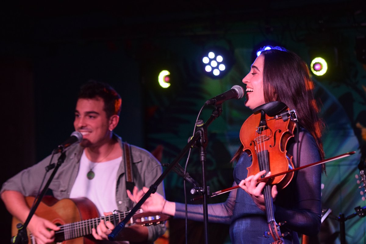 Asociación enViBop (@envibop) on Twitter photo ¡Qué gozada de concierto nos regaló María de la Flor el pasado viernes en el @botanicocafeteatro ❤️!
¡Qué voz, qué canciones y qué buena vibra!
Muchas gracias a <a href="/emedelaflor/">María de la Flor</a> y su banda por compartir con nosotros un poquito de su talento🥰
¡Viva la música en directo! ¡Qué gozada de concierto nos regaló María de la Flor el pasado viernes en el @botanicocafeteatro ❤️!
¡Qué voz, qué canciones y qué buena vibra!
Muchas gracias a <a href="/emedelaflor/">María de la Flor</a> y su banda por compartir con nosotros un poquito de su talento🥰
¡Viva la música en directo!