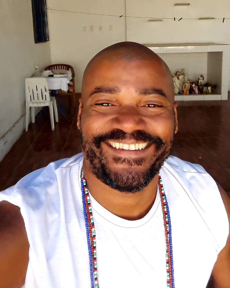 LL197743's tweet photo. Bora quintar com um sorrisão? 😬
#preto 
#tbt 
#tbtdequinta 
#pretin 
#macumbeiro 
#macumbeiros 
#candomblé 
#candomblecista 
#candombleangola 
#candomblétumbajunsara 
#macumbeirosdescontraidos https://t.co/leOOuZrHoI