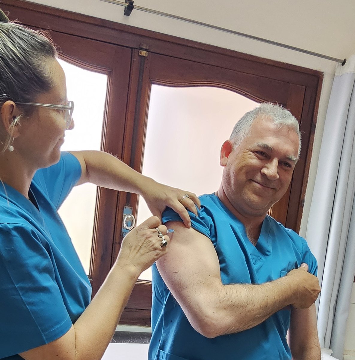 Dr_Julio_Medina's tweet photo. 🇺🇾En las próximas semanas las infecciones por #gripe (virus #influenza) seguirán en aumento. Si pertenece a población vulnerable y aún no se vacunó es el momento de hacerlo-no se demore más.
Adicionalmente, los profesionales de la salud tenemos que vacunarnos: para protegernos a nosotros mismos, familiares, pero sobre todo para proteger a nuestros pacientes (es un tema ético hacerlo)
💉 #Vacuna antigripal
También puede ser un buen momento para recibir la dosis de vacuna antineumococcica o la vacuna contra COVID-19 si está en los grupos priorizados para recibirla.