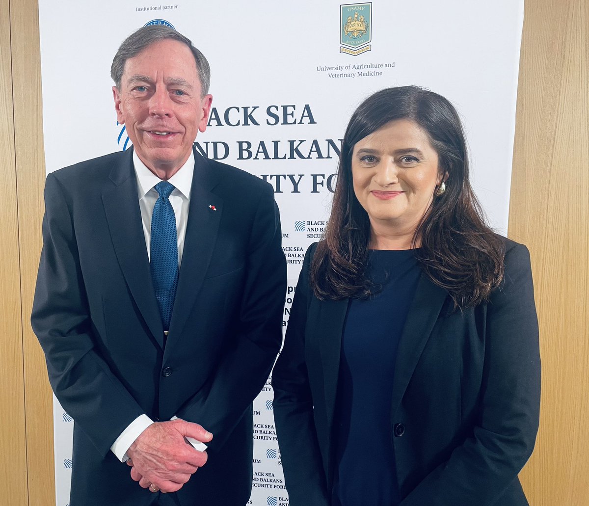 Talking with gen (r) David Petraeus, former CIA director, about the region has suffered most from Russia and of course, I couldn't help but ask if the number of American agents here has increased. 😉 <a href="/Digi24_HD/">Digi24</a> soon
