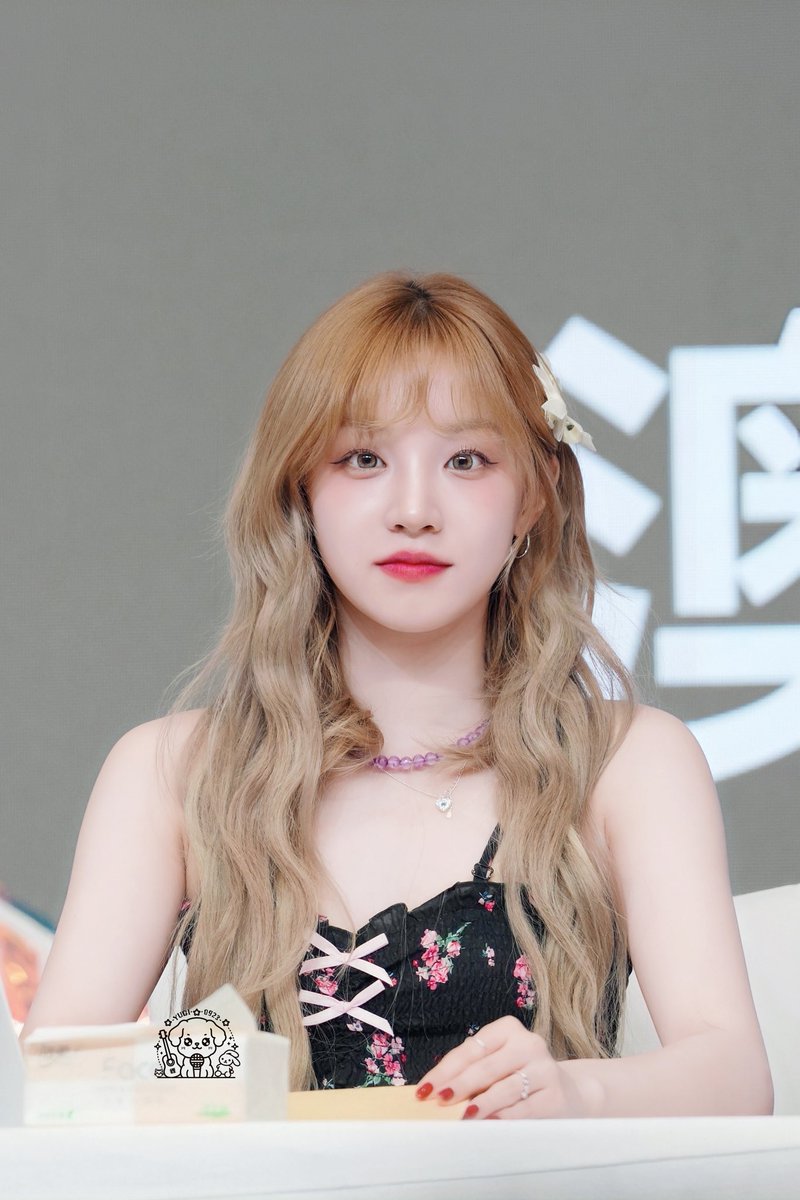 AliFoxs's tweet photo. 20240406 QQ音乐签售 ⑤ 世界缝缝补补 雨琦可可爱爱  #YUQI   #宋雨琦   #우기  #여자아이들  #아이들  #GIDLE https://t.co/uTesdqbUEV