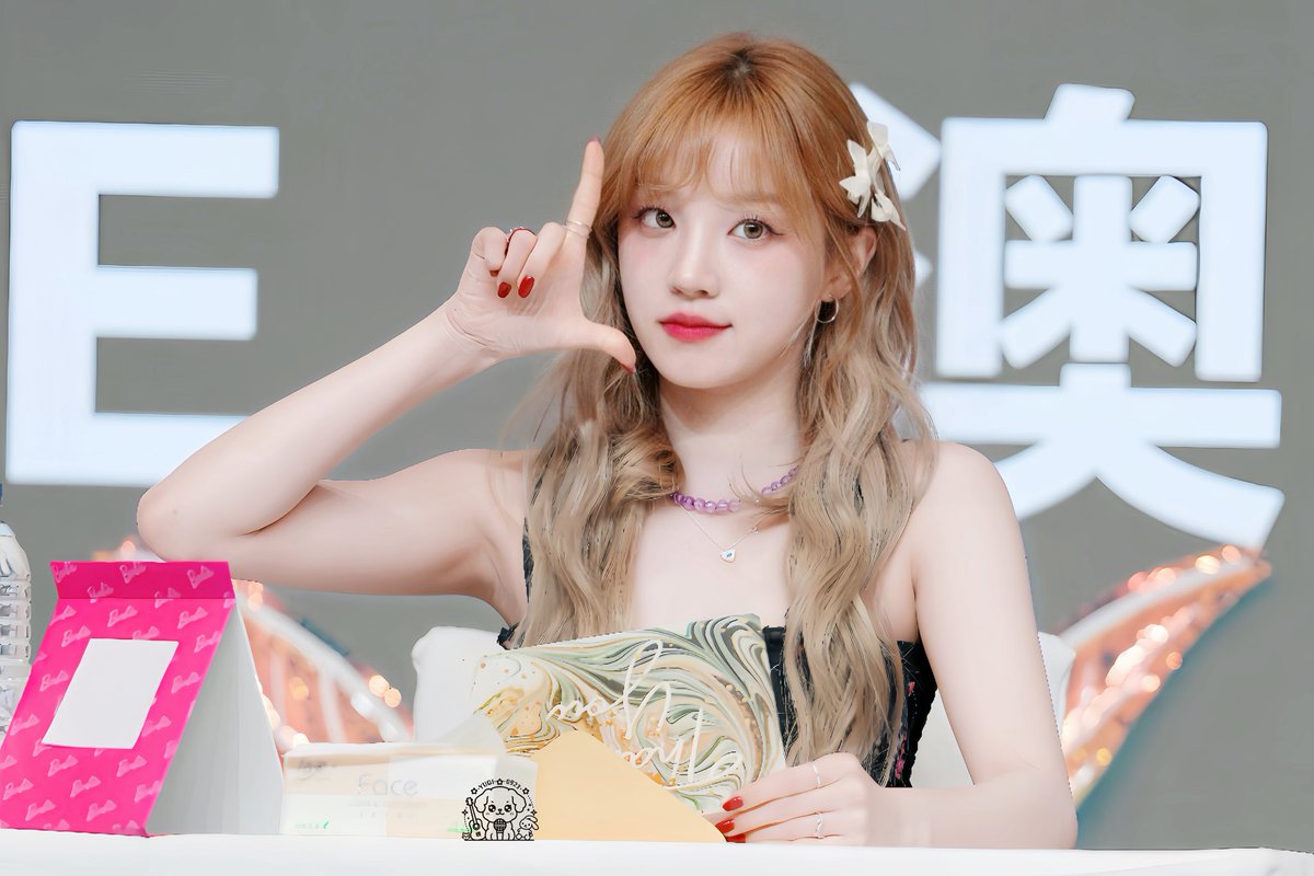 AliFoxs's tweet photo. 20240406 QQ音乐签售 ⑤ 世界缝缝补补 雨琦可可爱爱  #YUQI   #宋雨琦   #우기  #여자아이들  #아이들  #GIDLE https://t.co/uTesdqbUEV