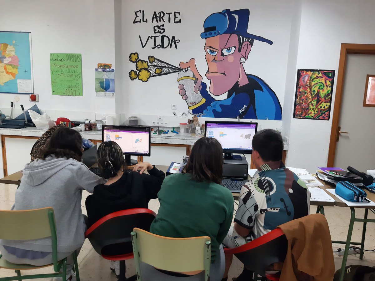 IESLomoH's tweet photo. Sesión de #Scratch con 1° y 2° #PFPA.
#Pensamientocomputacional @Ayun_Telde @GranCanariaJven @EducacionCan @educaciongob https://t.co/2NFxaPEeBR