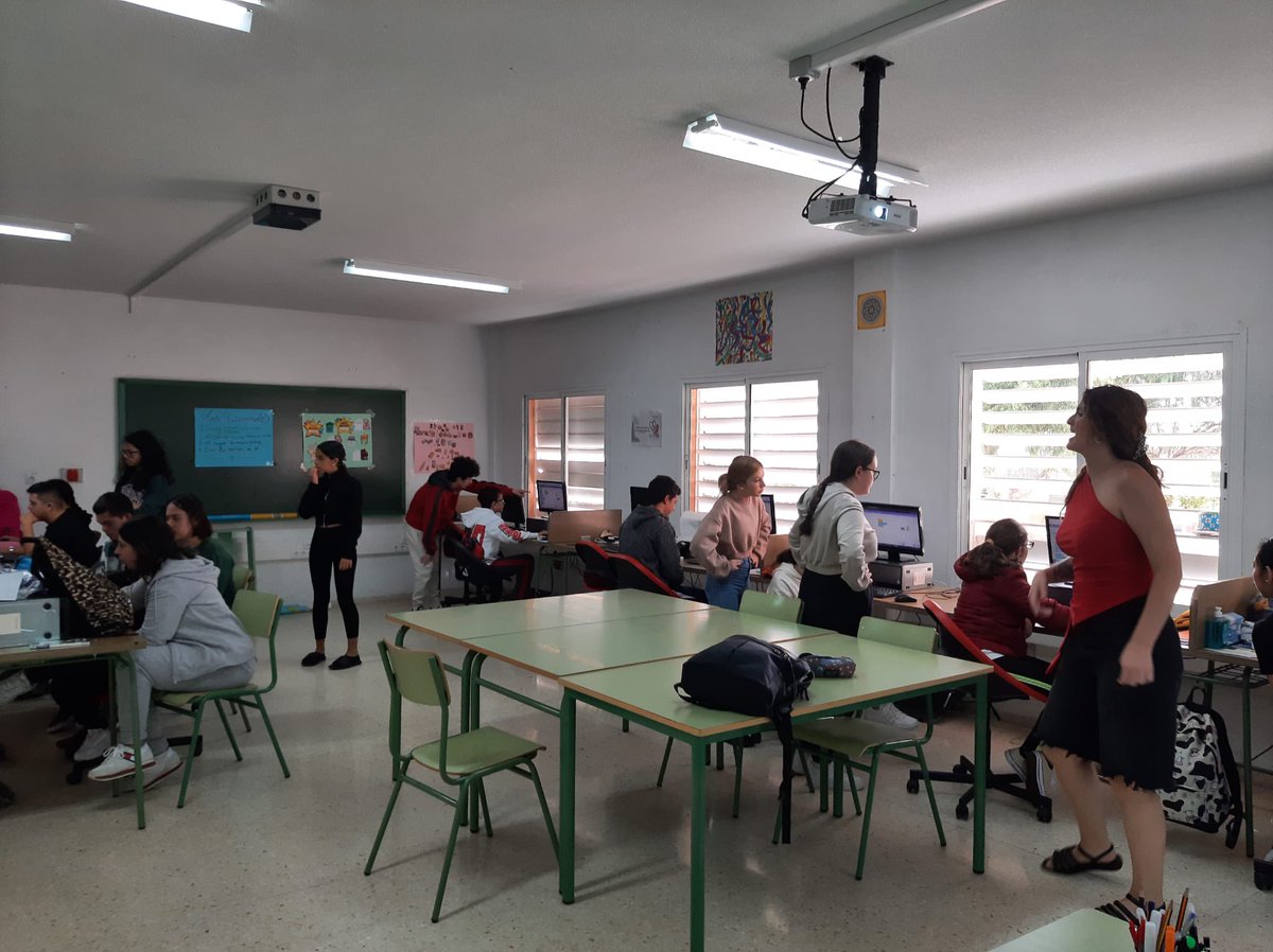 IESLomoH's tweet photo. Sesión de #Scratch con 1° y 2° #PFPA.
#Pensamientocomputacional @Ayun_Telde @GranCanariaJven @EducacionCan @educaciongob https://t.co/2NFxaPEeBR