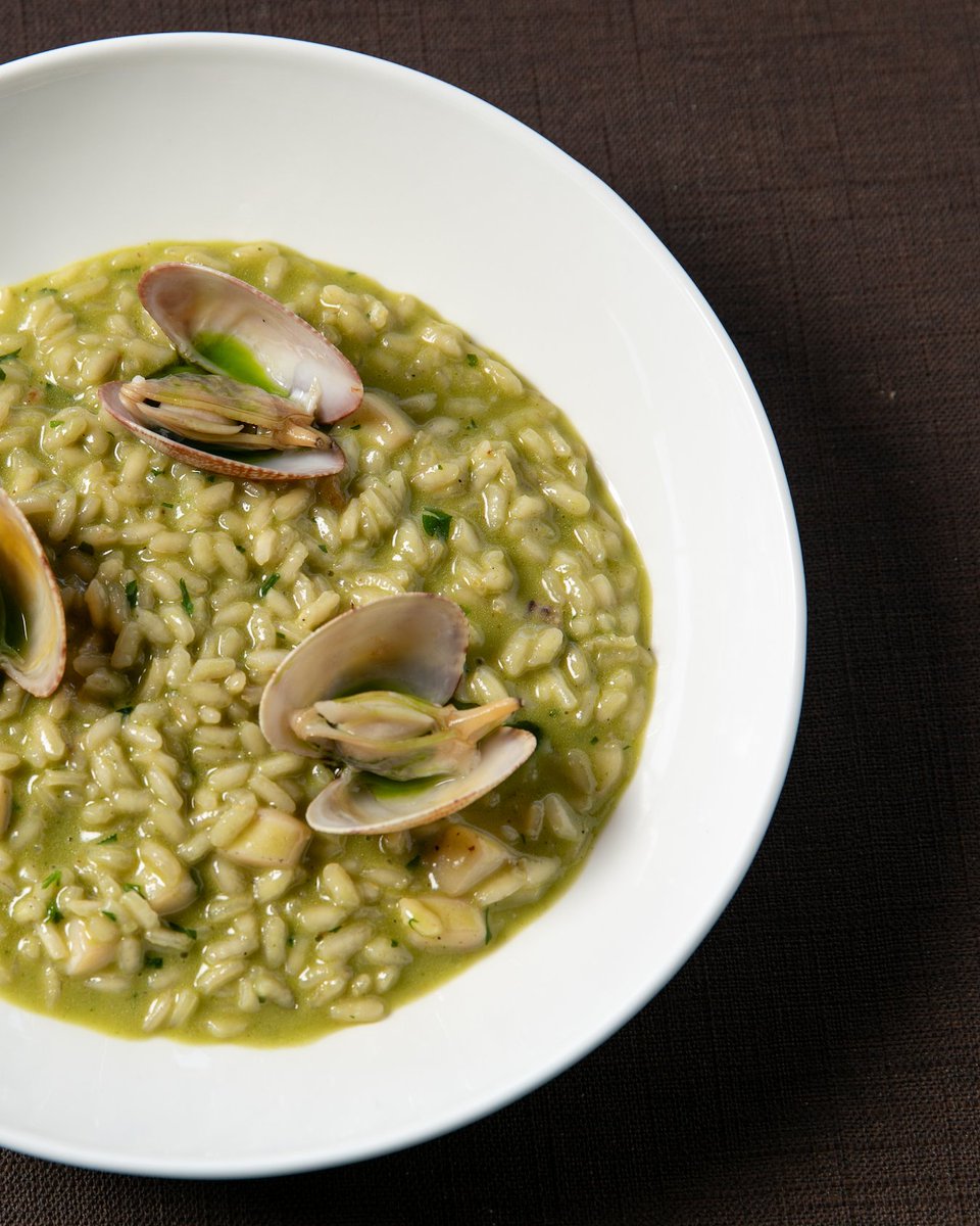 Este arroz con almejas en salsa verde, solo puede mejorar con un maridaje de nuestra bodega. ¡Que aproveche!.

#LaMilla #Marbella #Restaurant #Mediterranean #Gastronomy #Food #FoodieMalaga #MalagaFood