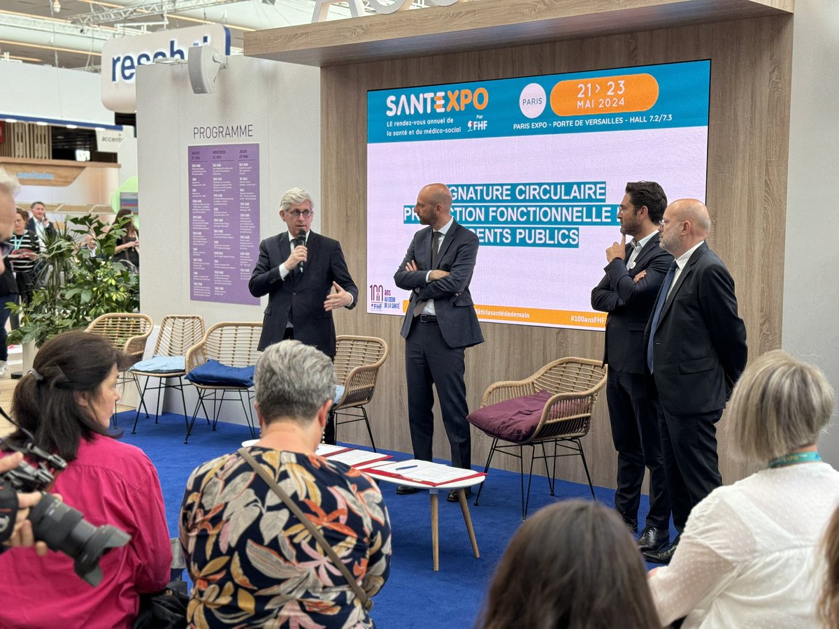 #SANTEXPO | 📸 Les ministres @StanGuerini et @fredvalletoux signent aujourd’hui à #SANTEXPO une circulaire pour renforcer la protection fonctionnelle des agents publics. Une demande de longue date de la FHF pour les hospitaliers. #Agirmaintenant #Bâtirlasantédedemain