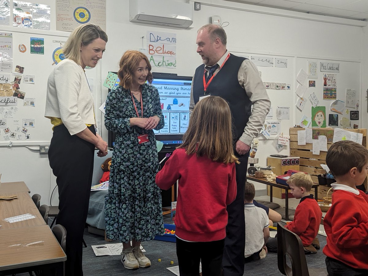 Education Secretary @JennyGilruth and recently appointed National Mathematics Specialist Adviser Andy Brown visited @PGPrimary in Edinburgh to see the effective teaching methods being applied to help pupils learn about numeracy.