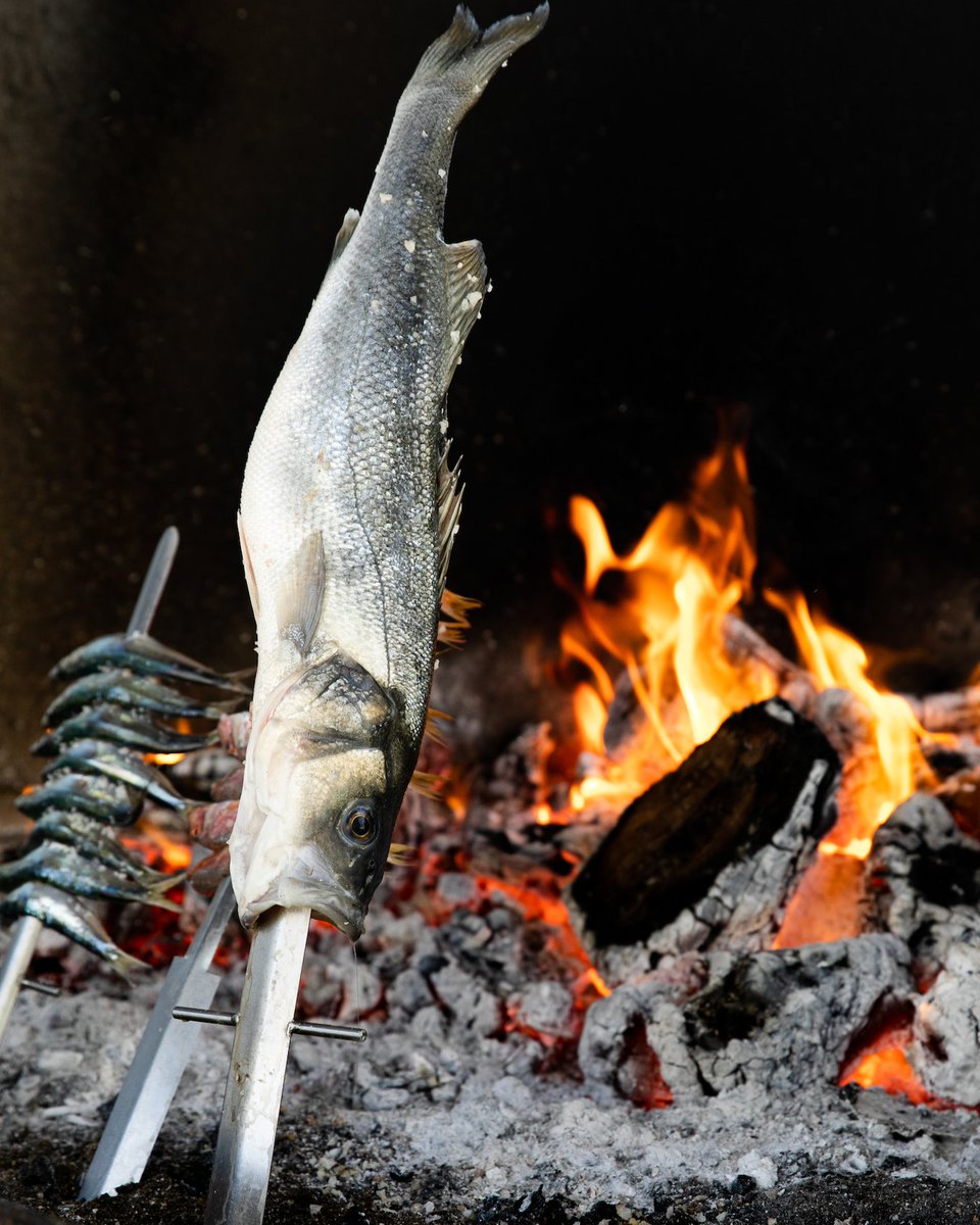 ¿Sabías que los profesionales de los espetos se les llama amoragador, moraguero o espetero. 

#LaMilla #Marbella #Restaurant #Mediterranean #Gastronomy #Food #FoodieMalaga #MalagaFood