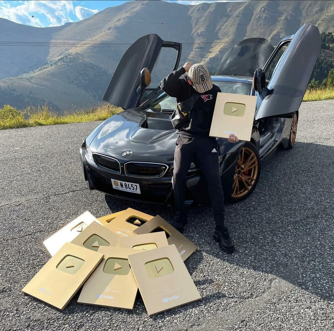 samuraipreneur's tweet photo. YouTube is paying this for AI Tutorial videos:

1K    views = $9
10K    views = $90
100K    views = $900
1M          views = $9,000
10M         views = $90,000
100M        views = $900,000

Here’s how you can start a Faceless Youtube channel with AI: https://t.co/N6GSHkSEhC