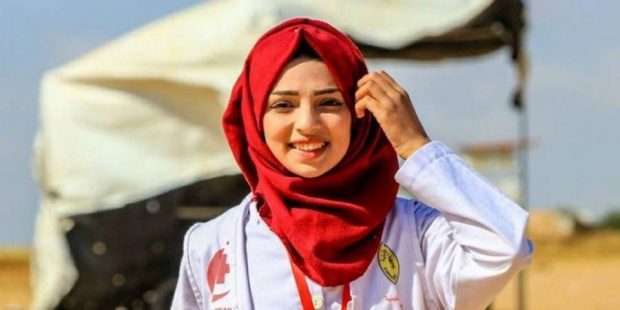 Muatsim's tweet photo. هذه الفتاة الرقيقة المهذبة اسمها رزان النجار، كانت ممرضة متطوّعة لعلاج مُصابي مسيرات العودة في غلاف غزة.
قتلوها في مثل هذه الأيام عام 2018 خلال إسعاف جريح.
هل تعرف من قتلها؟ .. الوحدة التي ظهرت بها فتيات الفيديو.
العالم العاهر يبكي على فتيات قَتَلَة، ولم يتكلم حرفًا واحدًا عن رزان.. نحن سوف نتكلم.