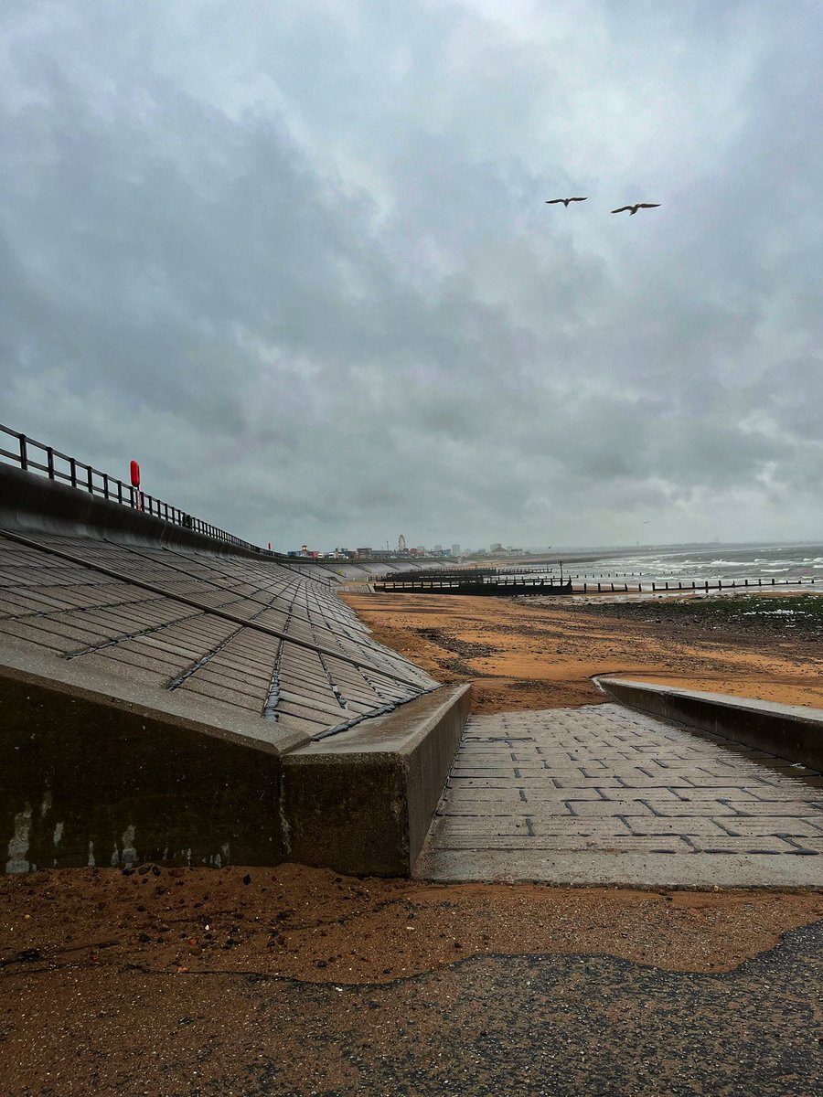 I’m going for a walk along the beach if your coming? Take your big coat it’s another honking day in #Aberdeen 🌧️