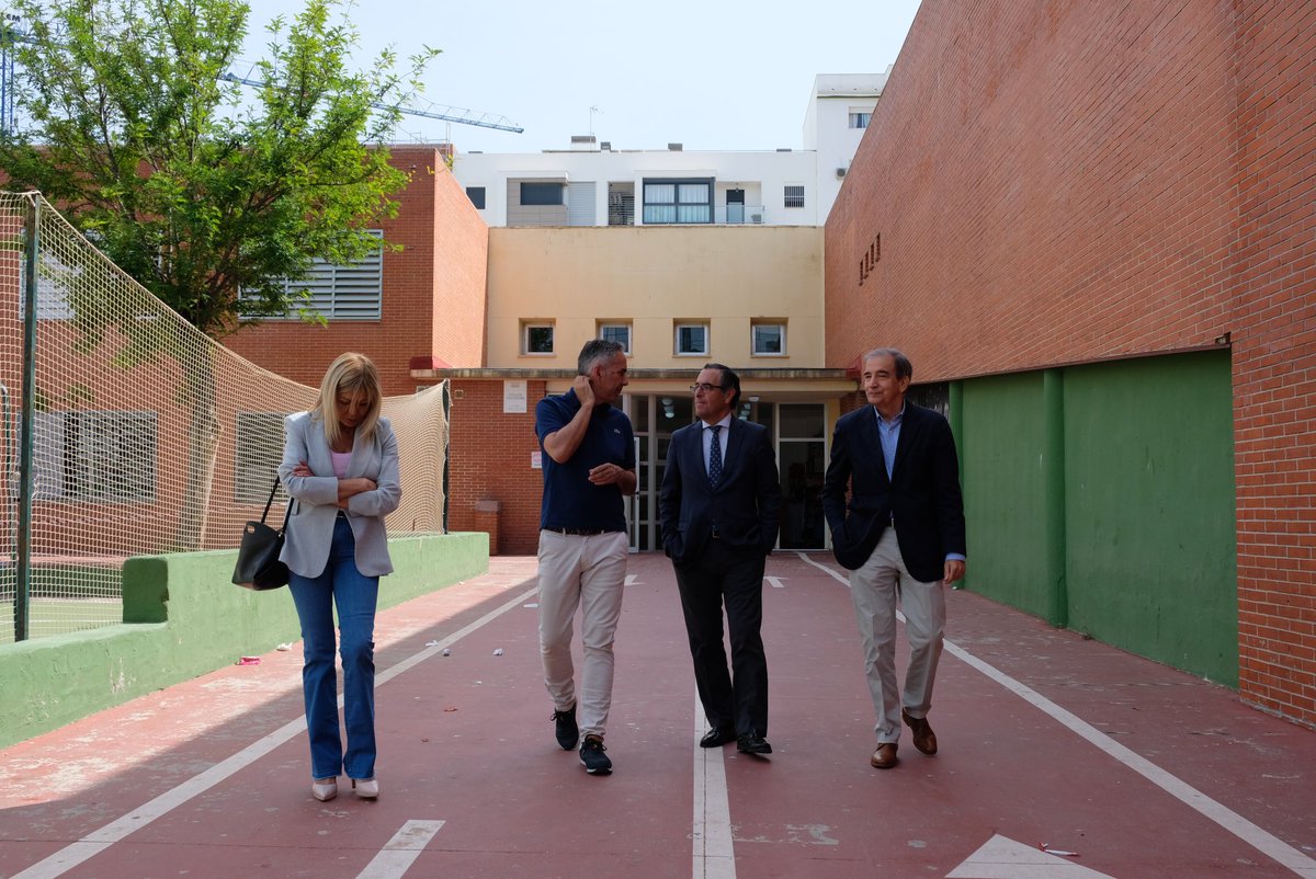 @IESMed_Estepona emprende la reparación de las fisuras aparecidas en su muro y fachada. El delegado @Miguel_Briones_ realiza una visita técnica al centro para conocer de primera mano los detalles de la actuación. @EducaAnd @AytoEstepona @MalagaJunta