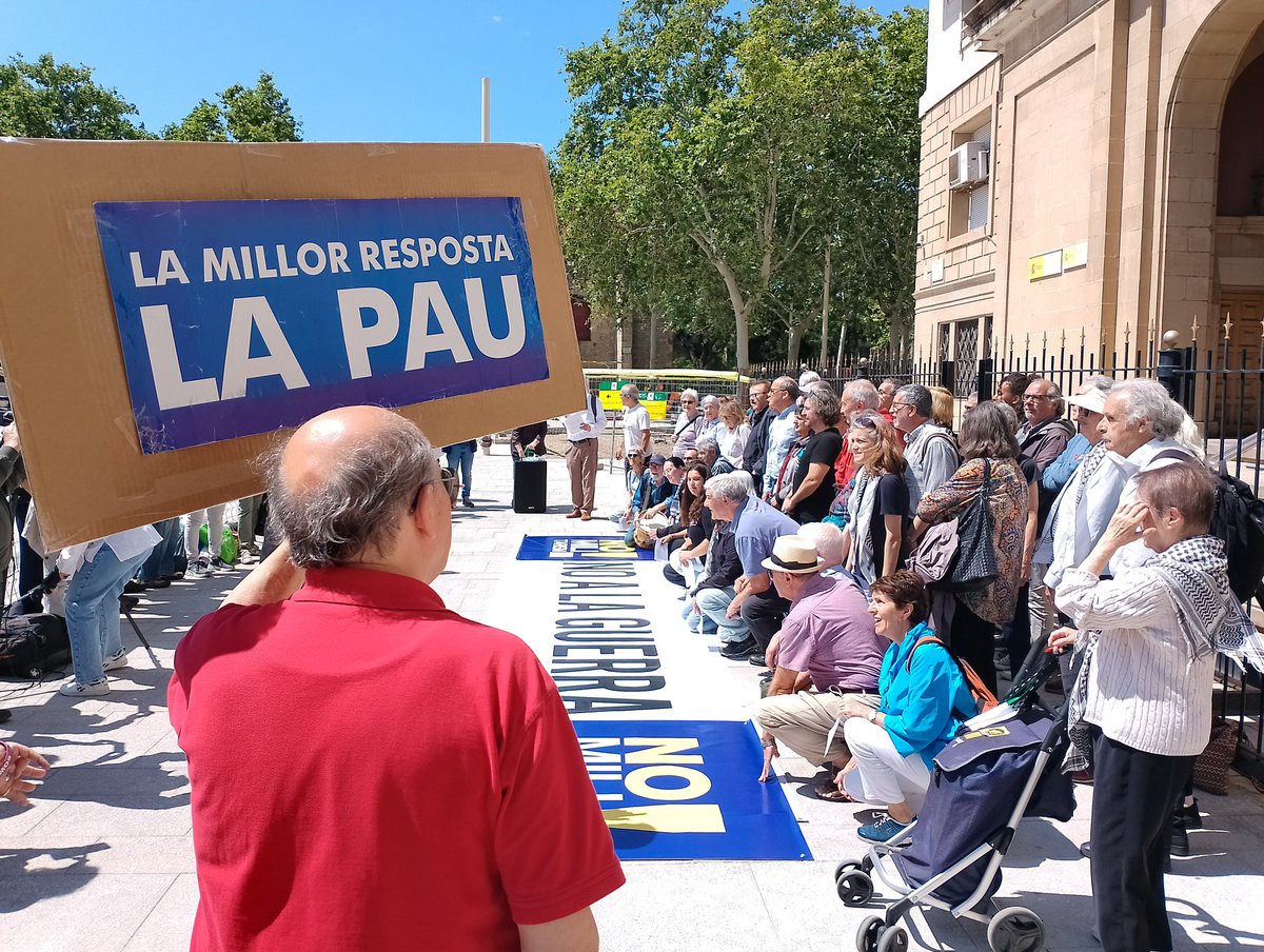 Ara davant la Delegació de Defensa a Catalunya presentem el manifest "No a la Militarització, No a la Guerra" amb motiu de la campanya electoral europea.

Junt a més de 170 organitzacions de tot l'Estat espanyol diem: No en el nostre nom. Per una Europa de la distensió i la pau!