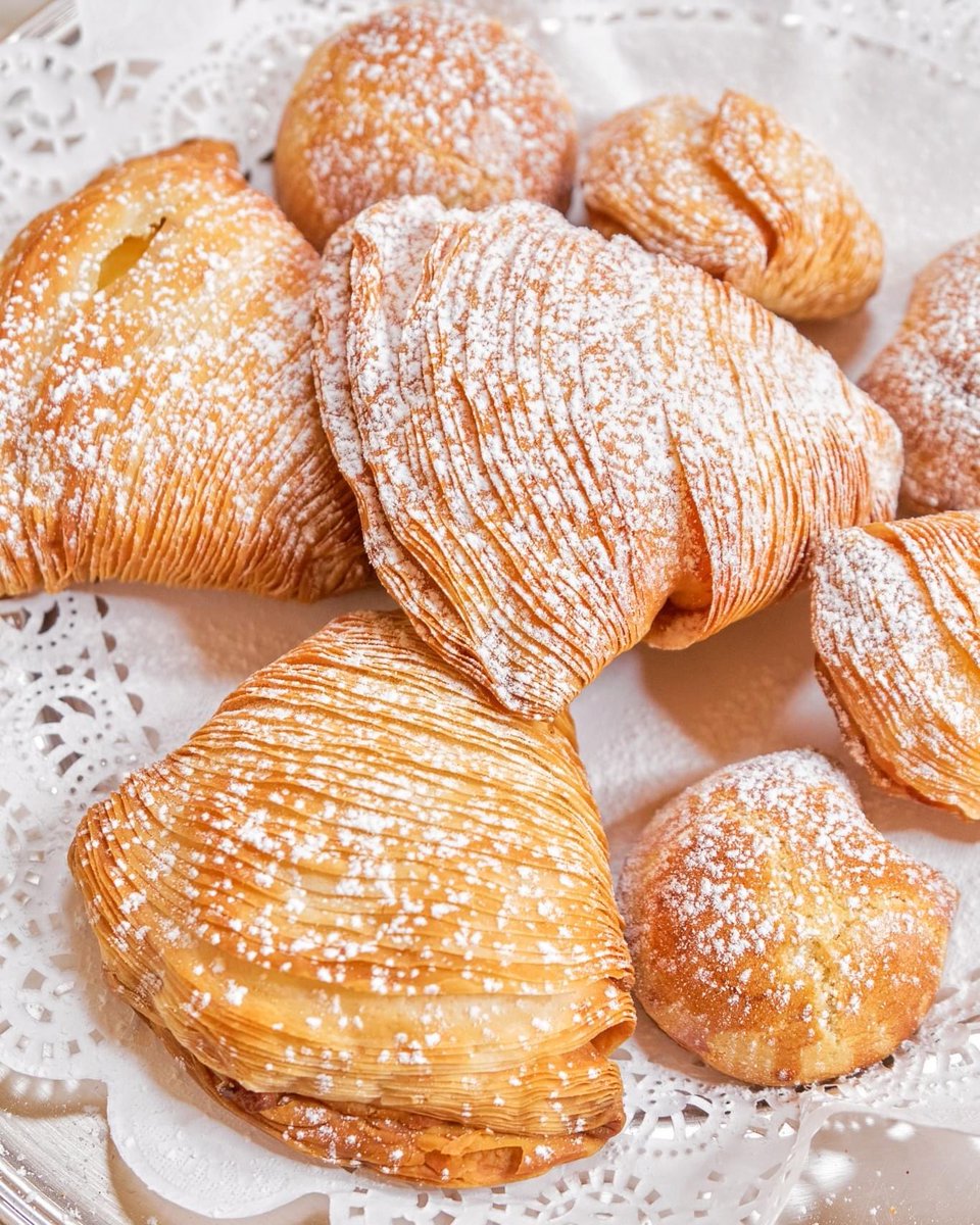 Buongiorno! Fresh sfogliatelle, anyone? 🇮🇹🧁🇮🇹🍰