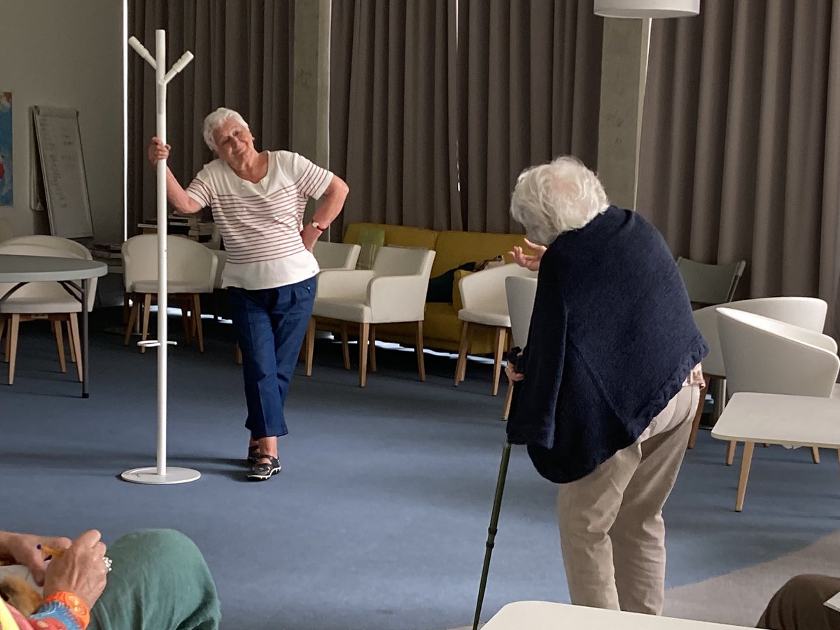 Aujourd’hui la Flamme Olympique passe à 2 pas de la Résidence Sénioriales de Pessac, vers 15h20. En attendant, nous espérons une éclaircie 🌤️et nous travaillons d’arrache pied durant l’atelier théâtre à la préparation du spectacle de fin d’année. #SeniorialesPessac #bienvieillir