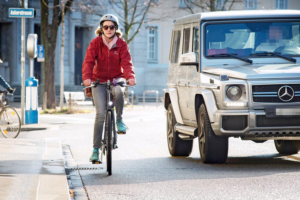 Ohne einen im Gesetz festgeschriebenen Mindest-Überholabstand ist das Verdoppelungsziel punkto Velofahren illusorisch.
Nach allzu häufigen Horror-Erlebnissen mit knapp vorbeifahrenden Autos und LKWs lassen viele das Velo für immer im Keller. 
#1m50 #veloforum @bav_oft_uft @uvek