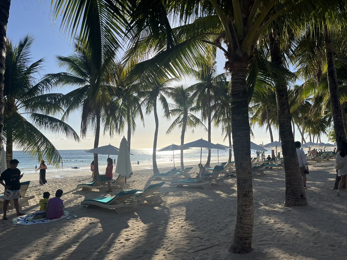 浜辺を歩く。思った以上にフィリピン人が多い。外国人もいるけど。。日本人少ないな。円安もあるしね海外出づらいよやっぱり。
#フィリピン　#ボラカイ　#海外生活