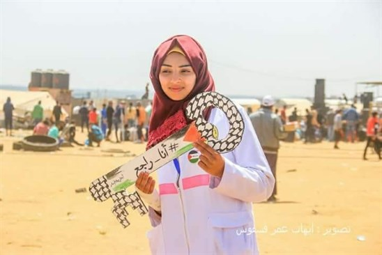 Muatsim's tweet photo. هذه الفتاة الرقيقة المهذبة اسمها رزان النجار، كانت ممرضة متطوّعة لعلاج مُصابي مسيرات العودة في غلاف غزة.
قتلوها في مثل هذه الأيام عام 2018 خلال إسعاف جريح.
هل تعرف من قتلها؟ .. الوحدة التي ظهرت بها فتيات الفيديو.
العالم العاهر يبكي على فتيات قَتَلَة، ولم يتكلم حرفًا واحدًا عن رزان.. نحن سوف نتكلم.