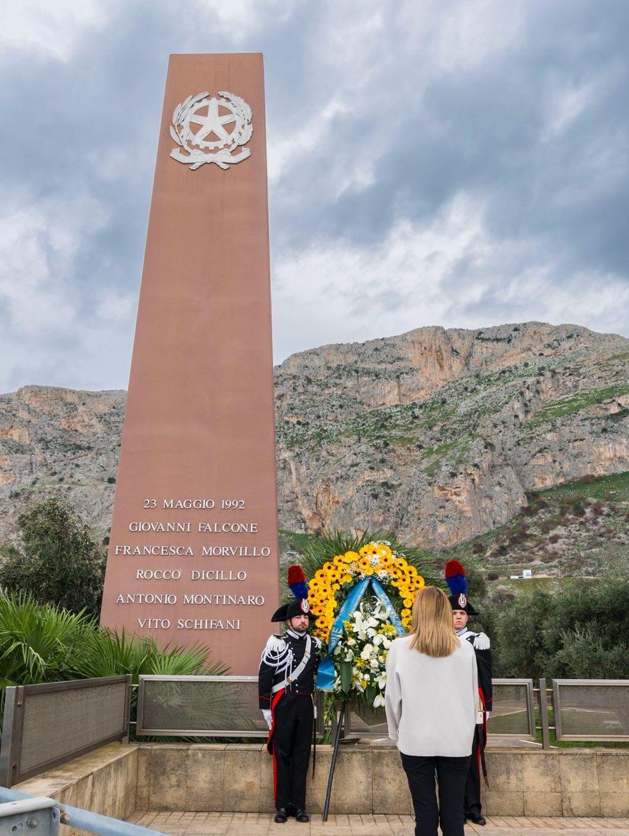 32 anni dalla Strage di Capaci, ricordiamo un eroe italiano ed europeo, il Magistrato Giovanni Falcone.

Il mio pensiero va oggi anche a tutte le persone uccise dalla mafia.

Il loro coraggio è fonte d'ispirazione per tutti noi. Continuiamo a lottare per la verità e la giustizia.