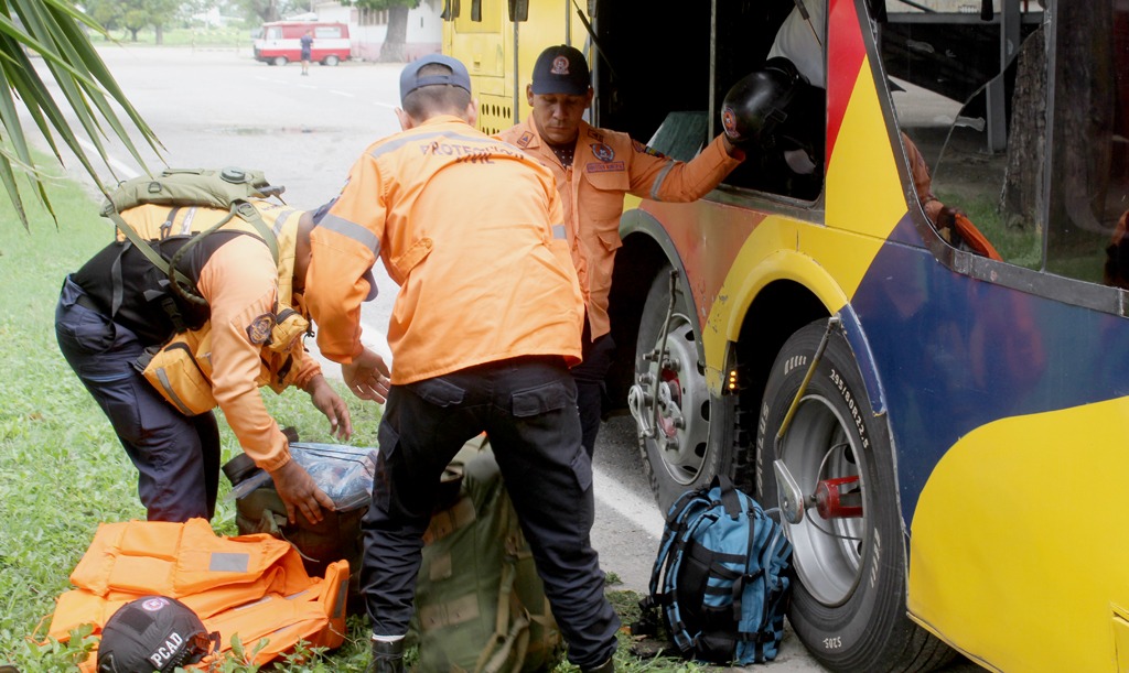 Con alto apresto operacional y sentir patrio, hoy fue desplegado un nuevo contingente de hombres y mujeres pertenecientes a la URRA de la ZODIAragua, hacia la Operación Roraima en el estado Bolívar, quienes van con la firme intención de seguir protegiendo el territorio venezolano
