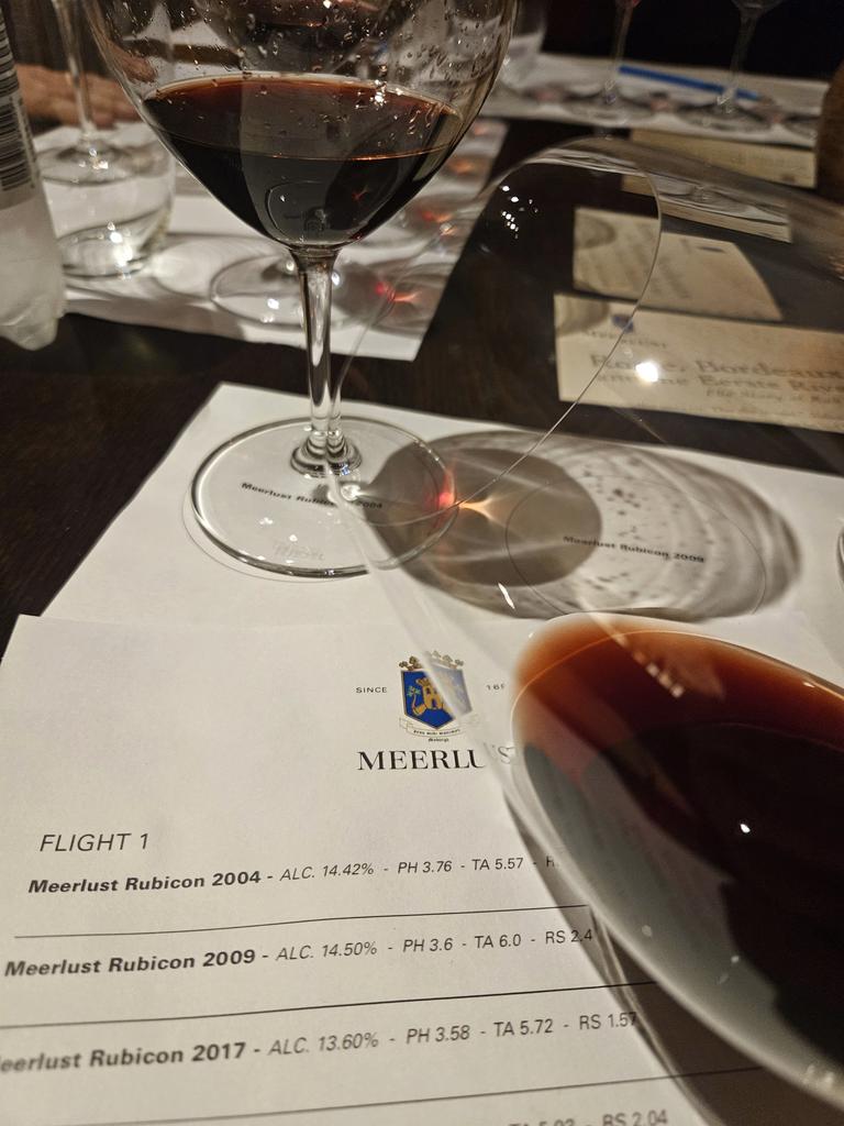 Marvellous @MeerlustWine 2009 Rubicon. Umami-like combination of savoury and dark fruit, subtle sprinkle of mace on finish. A total classic red wine on all fronts.