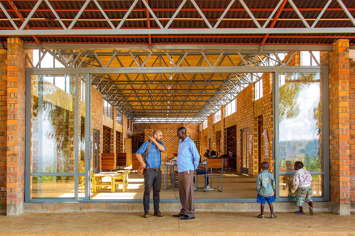 Afritekture_Lab's tweet photo. 🏫 : Masoro Learning & Sports Center
📍:  Masoro (Rwanda)

The Learning and Sports Center is located among the rolling hills of Rwanda near the rural village of Masoro.

The Center provides a library, classrooms, technology education rooms, indoor and outdoor exercise spaces, community teaching gardens, outdoor theaters, a basketball court, and a community soccer field, all of which are accessible to community members free of charge. 

The project is a collection of interior and exterior spaces that provide a safe and secure environment for learning, play, and wellness.

#AfricanArchitecture #Africa #Rwanda