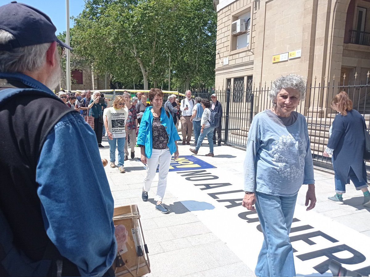 <a href="/botey_jaume/">Llegat Jaume Botey i Vallès</a> <a href="/CentreDelas/">Centre Delàs</a> <a href="/FundiPau/">FundiPau</a> <a href="/novact__/">NOVACT</a> <a href="/unipaustc/">Unipau</a> <a href="/omnium/">Òmnium Cultural</a> <a href="/elciemen/">CIEMEN</a> <a href="/ecologistes/">Ecologistes en Acció de Catalunya</a> <a href="/USTECSTEs/">USTEC•STEs (IAC)</a> <a href="/LaIntersindical/">LA INTERSINDICAL</a> <a href="/ugtcatalunya/">UGT de Catalunya</a> L'acte continua amb una acció performance de denúncia de les guerres.