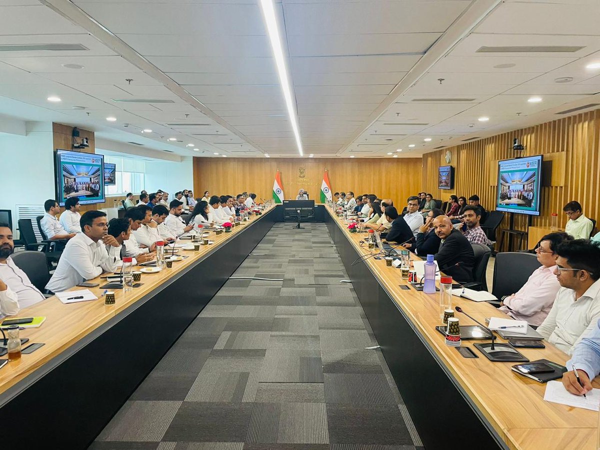 Shri Bhupinder S. Bhalla, Secretary, @mnreindia, chaired a meeting with solar power developers on May 22, 2024. The discussion, inter-alia, included recent initiatives, developments, issues in the solar/RE sector and views of Central Govt. Agencies. #RenewableEnergy #SolarPower