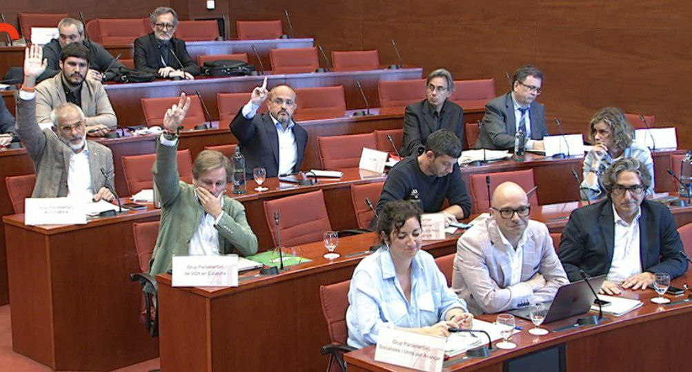 🚨 ÚLTIMA HORA

PSC, Junts, PP i Vox han tombat al Parlament la regulació dels lloguers de temporada.

Una notícia desastrosa pel mercat de lloguer, per la gent i per als barris del país.

Necessitem ser més fortes per acabar amb això. Afilia't.

sindicatdellogateres.org/afiliat/