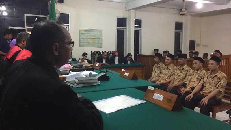 dhemit_is_back's tweet photo. Sepakatkah kita bahas saka yg katanya salah tangkap?
Serta Perong/Pegi yang katanya ini bukan sbnrnya?
Sepakat retweet dan like tinggalkan jejak.. Kita ikuti alur kaum Cocoklogi 
Sampai Cat harus nyelam ke tahun 2016 nyari video lama

- A thread - https://t.co/CKg9MlQRnM