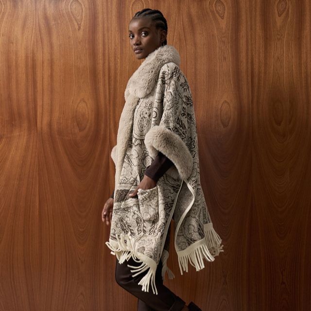 Now that Winter is nipping at us, Winter wardrobe essentials are non-negotiable. Cloak yourself in this fabulous faux fur lined poncho from QueensPark to keep the cold at Bay. ❄️ #MallOfAfrica #QueensPark #AW2024 #Fashion