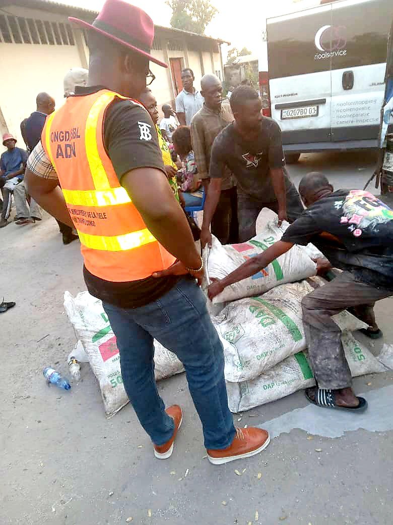 dive_kazadi's tweet photo. L'ONG " AMICALE DÉVELOPPEMENT DE LA N'SELE ( ADN) par l'entremise de son président Dive KAZADI TSHAMAZABA remercie sincèrement son partenaire SENAFIC dirigé par Mdm la Directrice Miphy KAYOWA pour la remise des engrais chimiques.

Que vive la révolution du sol sur le sous-sol ! https://t.co/0hbqYUcIpS