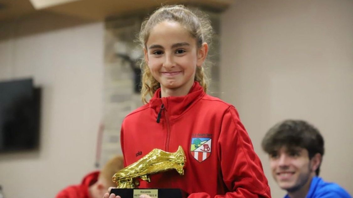 SDRetuertoSport's tweet photo. 🥹 ¡QUÉ ORGULLO!
‼️ Nuestra jugadora del Alevín 12A, Irati de la Gracia da el gran salto y pasa a formar parte de la cantera del @AthleticClubFem.
❤️🤍 Como club, es un orgullo para el Retuerto Sport ver reconocido su gran compromiso formativo.
🫂 Zorte on, Irati! https://t.co/mNgBeRyBKr