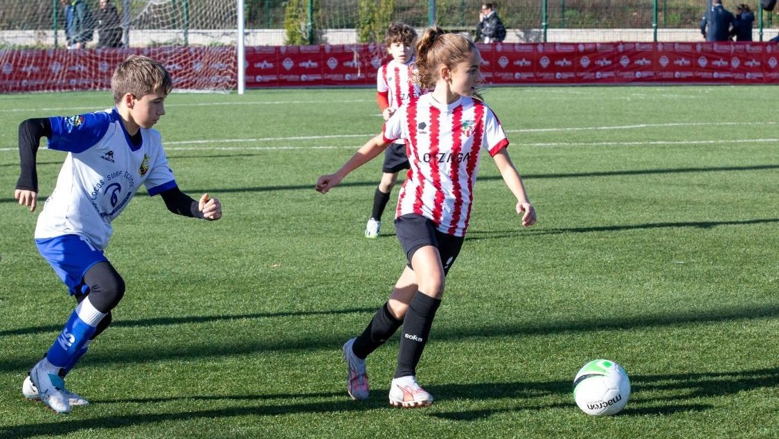 SDRetuertoSport's tweet photo. 🥹 ¡QUÉ ORGULLO!
‼️ Nuestra jugadora del Alevín 12A, Irati de la Gracia da el gran salto y pasa a formar parte de la cantera del @AthleticClubFem.
❤️🤍 Como club, es un orgullo para el Retuerto Sport ver reconocido su gran compromiso formativo.
🫂 Zorte on, Irati! https://t.co/mNgBeRyBKr