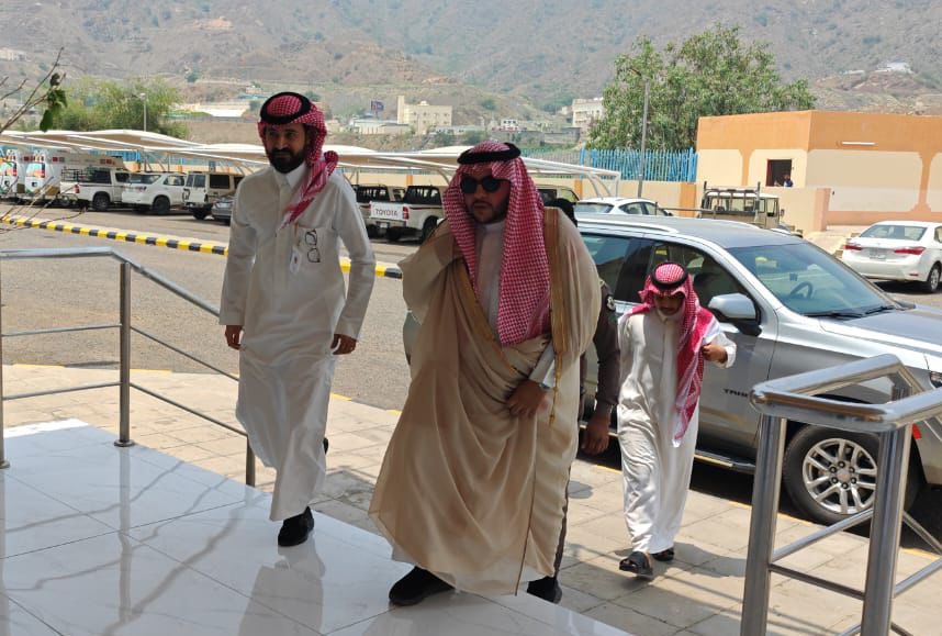 Alraithgov's tweet photo. #محافظ_الريث إبراهيم بن هادي الشعبي  يدشّن فعاليات #اليوم_العالمي_للتمريض التي ينفذها مستشفى الريث العام مشيداً بجهود الممرضين والممرضات ، مقدماً شكره للكادر التمريضي الذي يُعد ركيزة أساسية في تقديم #الرعاية_الصحية. https://t.co/xkNHf5bOmg