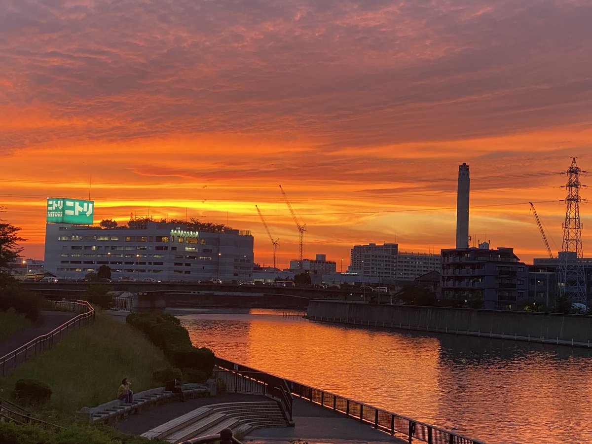 The evening sky today has been rather splendid. And inevitably all my sunset pictures will have the Nitori signboard in them!