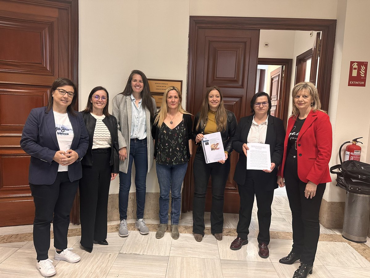 anadebande's tweet photo. Hoy recibimos con la vicesecretaria del PP @EsterMunoz85  a la Asociación de Jubilados de Policía Nacional de España @AJPN13 que vinieron al Congreso a registrar la ILP para la igualdad del copago farmacéutico de FCSE.
Nos comprometemos a estudiarla y trabajar sobre la misma. https://t.co/uvqxnu5mvq